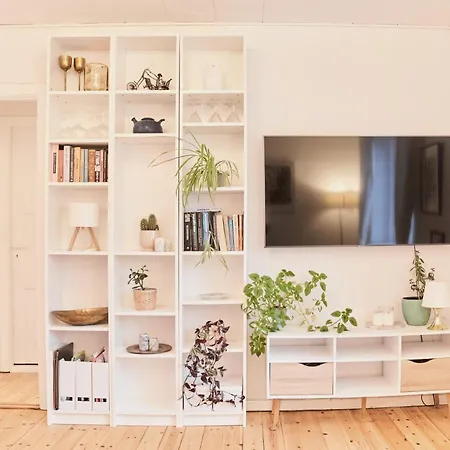 アパート Cozy One Bedroom With Balcony *