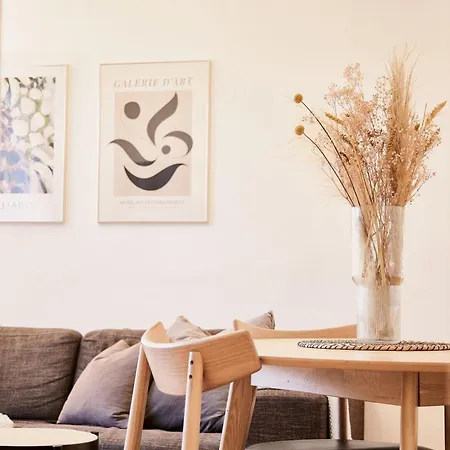 アパート Cozy One Bedroom With Balcony *